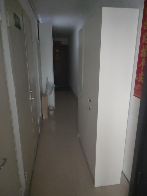 配资平台查询网 楼道堆物顽疾调查|迅速反应！楼道里2米高的大衣柜清走了